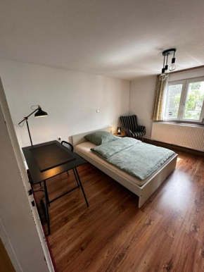 Einfaches Haus mit Privatzimmern und Gemeinschaftsräumen